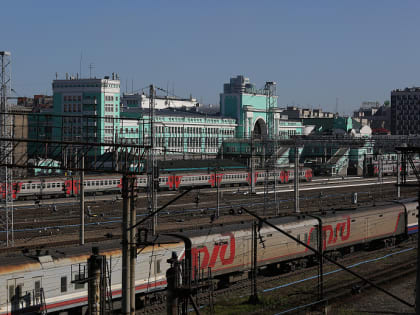 Сотрудники ЗСЖД потушили загоревшийся автомобиль в Новосибирске