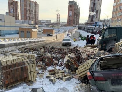 Обрушившийся кирпичный забор расплющил автомобиль в центре Новосибирска