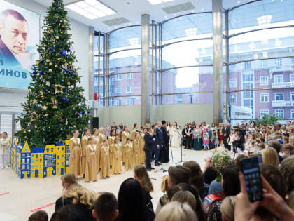 В Новосибирске состоялись традиционные рождественские ёлки (видео)