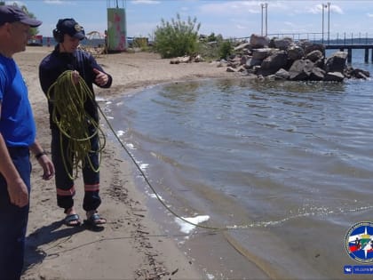 Водолазы проверили дно на пляже «Звезда»