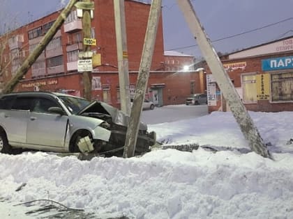 Нетрезвый водитель врезался в столб в Новосибирской области