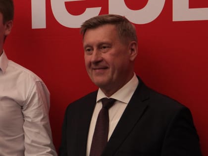 Мэр Локоть вручил паспорта 29 новосибирским школьникам