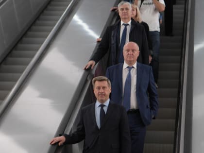 Пятивагонный поезд с мэром Локтем прибыл на станцию метро «Спортивная»