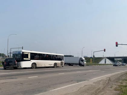Автобус с пассажирами попал в ДТП на Северном объезде в Новосибирске