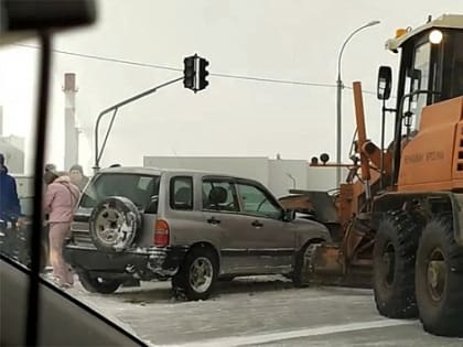 Внедорожник врезался в снегоуборочную технику на шоссе в Новосибирске