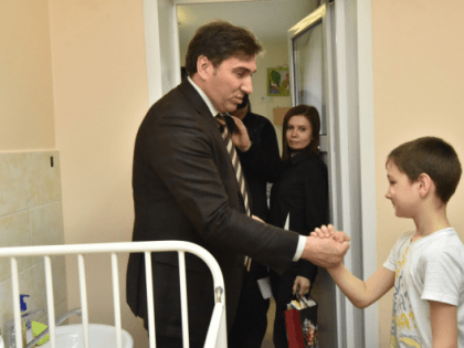 Министр здравоохранения региона поздравил с наступающим Новым годом пациентов детской больницы