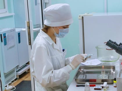 Полумиллионные гранты вручили в мэрии двум новосибирским учёным