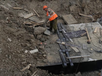 Улицу возле Художественного музея сузили из-за ремонта теплотрассы