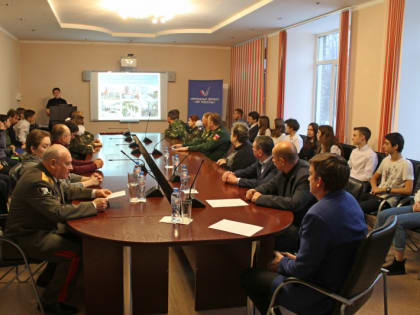 Новосибирские активисты ОНФ провели акцию «Урок Победы – Бессмертный полк» в Новосибирском архитектурно-строительном колледже