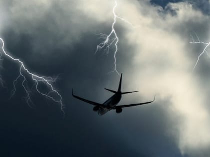 Молния ударила в летевший в Новосибирск самолет