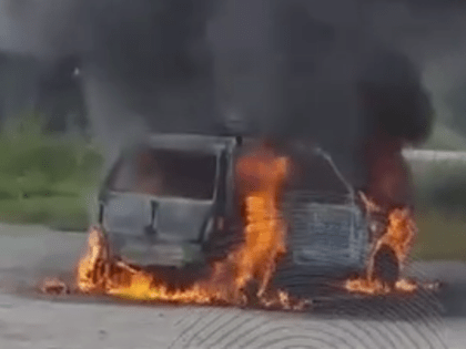 Распсиховавшийся водитель сжёг свой автомобиль в Новосибирске