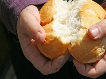 Дожили: новосибирец с детьми просит в соцсетях купить ему хлеб