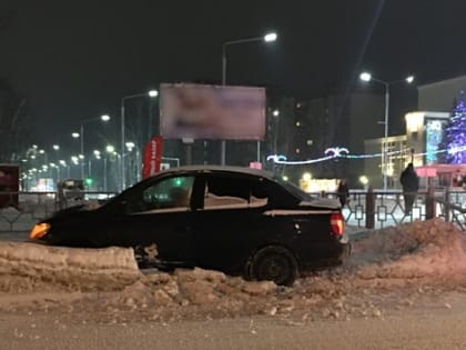 «Выпил или устал»: в Бердске водитель снёс забор, вылетел в сугроб и уснул