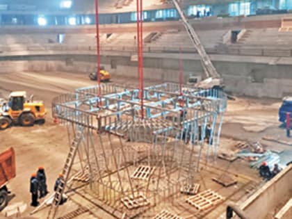 Световое и звуковое оборудование устанавливают на новой ледовой арене в Новосибирске