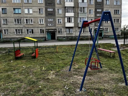 Депутат Дмитрий Франчук помог благоустроить детскую площадку в Барабинске