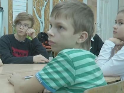 Языку глухих обучают юных журналистов из Новосибирска