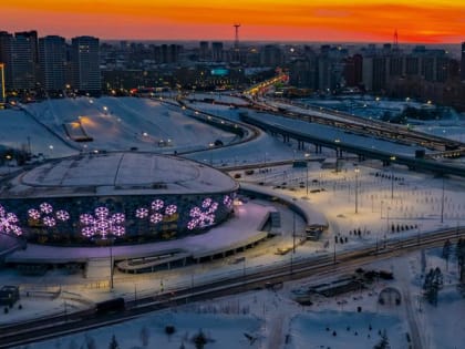 Огромными снежинками подсветили фасад новой ледовой арены в Новосибирске