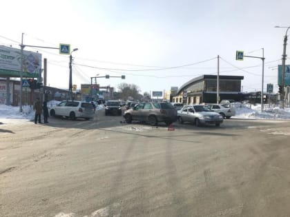 В результате столкновения двух автомобилей пострадал пешеход