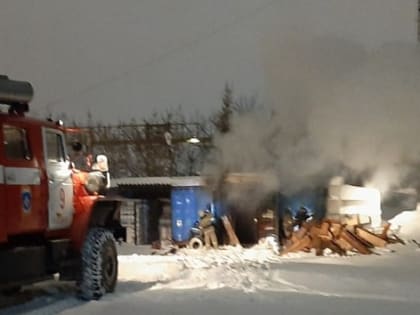 Склад с картоном и бумагой загорелся в Новосибирске