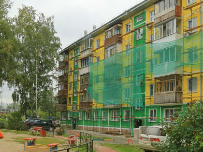 Ремонт фасада 60-летней хрущёвки заканчивают на улице Ватутина