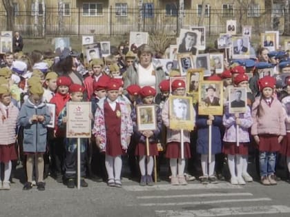 Митинг с портретами бойцов СВО устроили в школе №176 ко Дню Победы