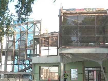 Двухэтажное стеклянное кафе сносят в сквере у метро «Октябрьская»