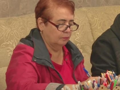 Бабушек учат писать левой рукой для профилактики Альцгеймера