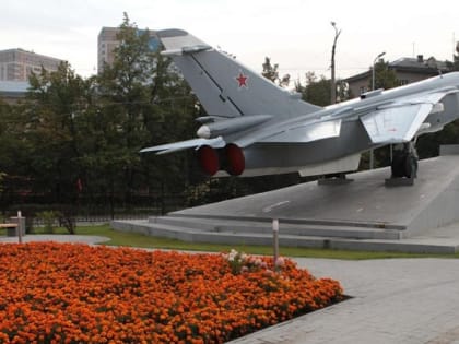 Сквер выпускников НГТУ разбили вокруг бомбардировщика Су-24