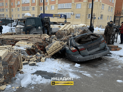 Появилось видео падения кирпичного забора на автомобиль в Новосибирске