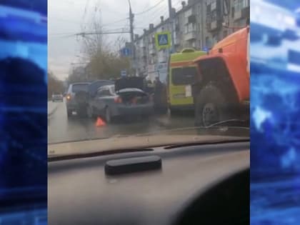 34-летняя женщина оказалась в больнице после массовой аварии в Новосибирске