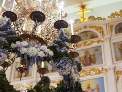 Нежными гирляндами из цветов украсили новосибирские храмы к Рождеству