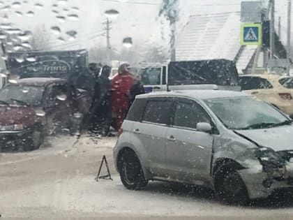 Авария стала причиной огромной пробки в Новосибирске