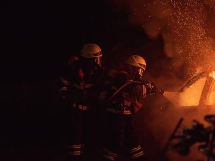 В Новосибирске 41-летний мужчина поджег автомобиль знакомого и сбежал