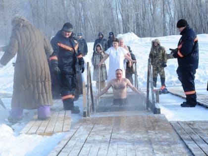 В Новосибирской области более 10 тысяч человек окунулись в купелях