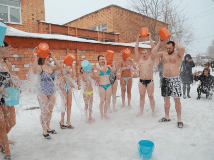 В Томске 200 человек облились холодной водой