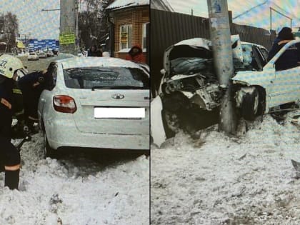 «Ладу Гранту» намотало на столб на Жуковского: пострадали двое