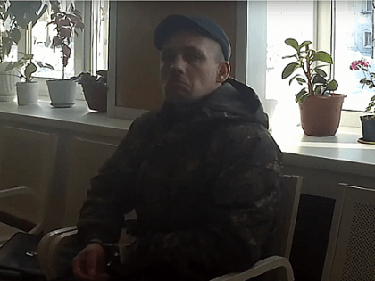 Выпивающий в электропоезде новосибирец пытался отбиться от полиции