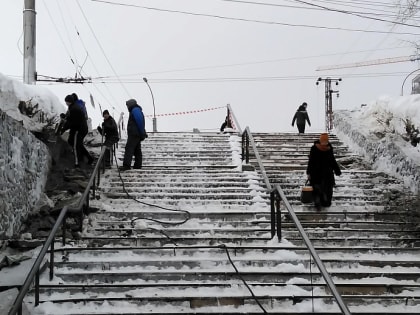 Ремонт разбитой лестницы на Речном вокзале завершат к 14 февраля