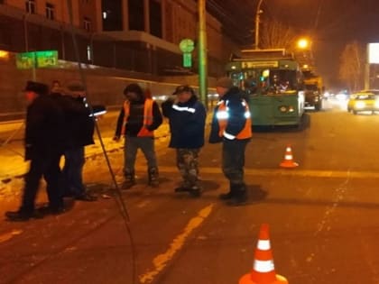 Троллейбус оборвал провода линии электропередач в центре Новосибирска