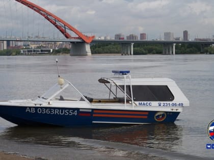 Новосибирские спасатели достали из воды пьяного рыбака и мужчину с неадекватным поведением