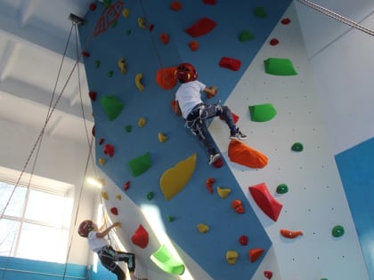 Достичь высот: скалодром открыт в школе Александровки