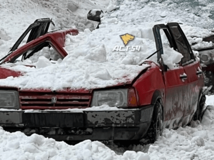 В Новосибирске сошедший с крыши снег повредил несколько автомашин