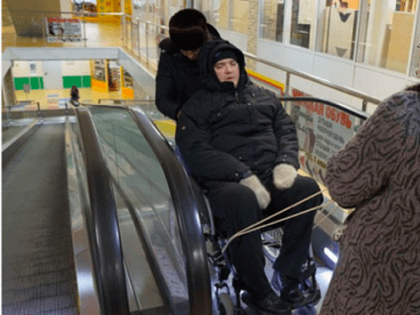 Инвалида в Бердске спускали со второго этажа на верёвке