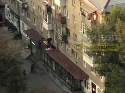 Мертвую женщину обнаружили на козырьке дома в Новосибирске