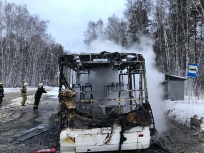 Пассажирский автобус №52 загорелся в новосибирском Академгородке