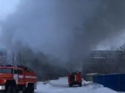 В Новосибирске загорелся мебельный склад