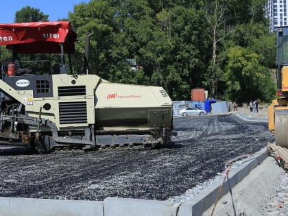 Огромную парковку заасфальтировали у нового парка Каменка в Новосибирске