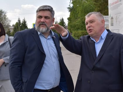 Депутат Ярослав Фролов проинспектировал строительство поликлиники в Довольном