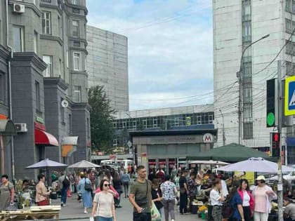 Место снесенного киоска печати на площади Калинина заняли нелегалы с фруктами