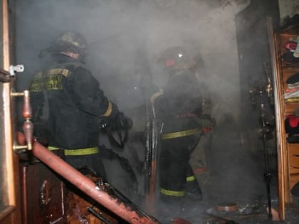 Двоих человек госпитализировали после пожара в Новосибирске